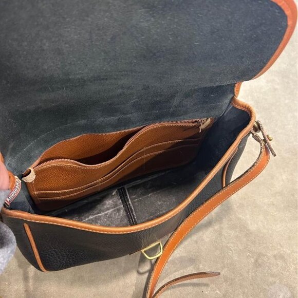 Vintage DOONEY & BOURKE bag. Unique closure. Brass hardware. True navy/brown. - Picture 5 of 10